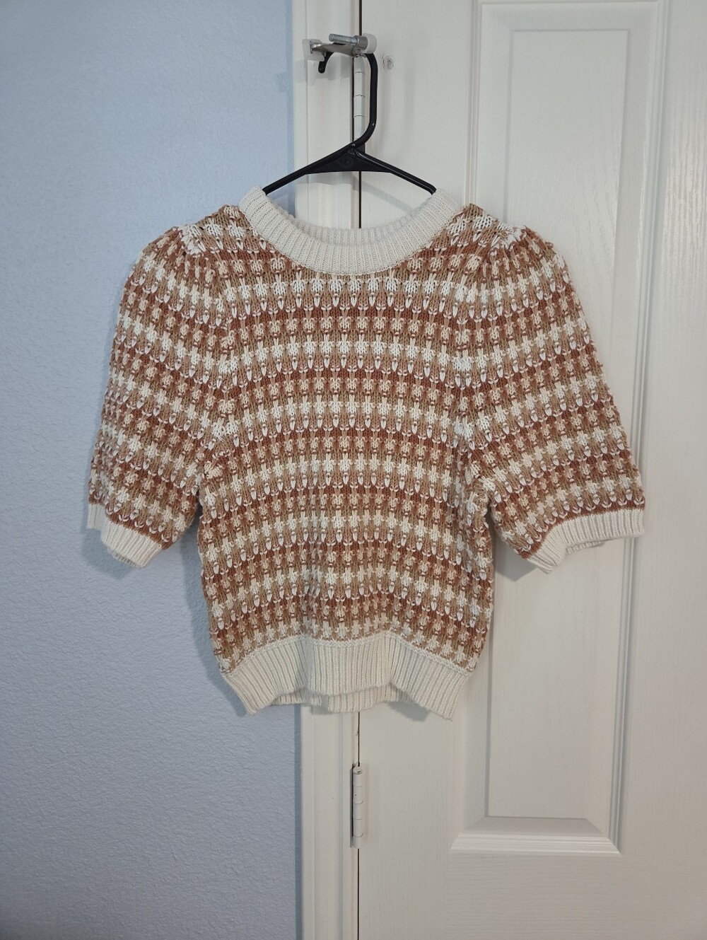 Universal Thread Women’s Cream and Brown Knit Short-Sleeve Sweater